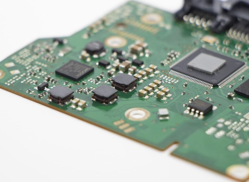 グラウンドループとは何か？ノイズ発生の原因と対策を解説