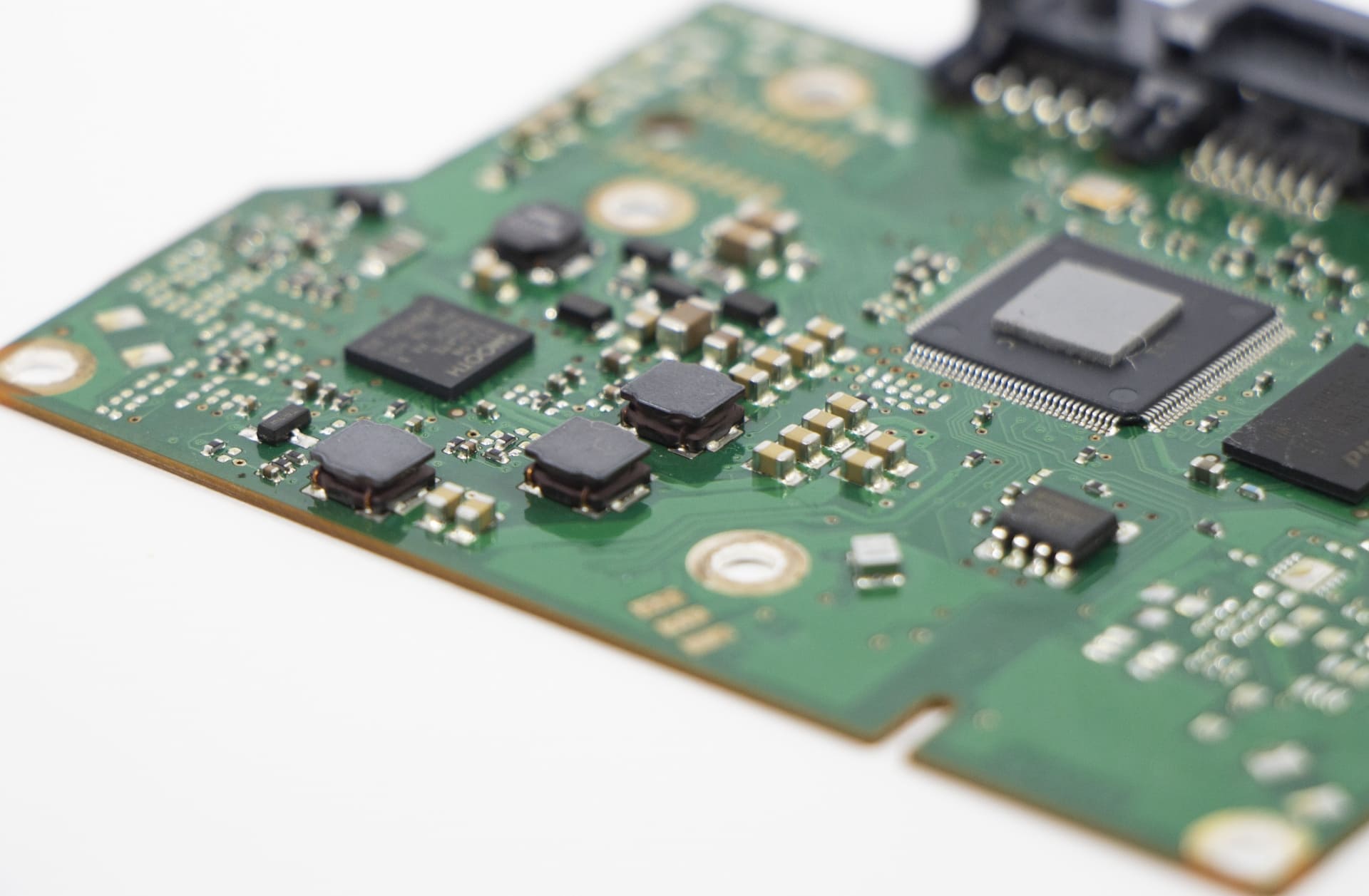 グラウンドループとは何か？ノイズ発生の原因と対策を解説